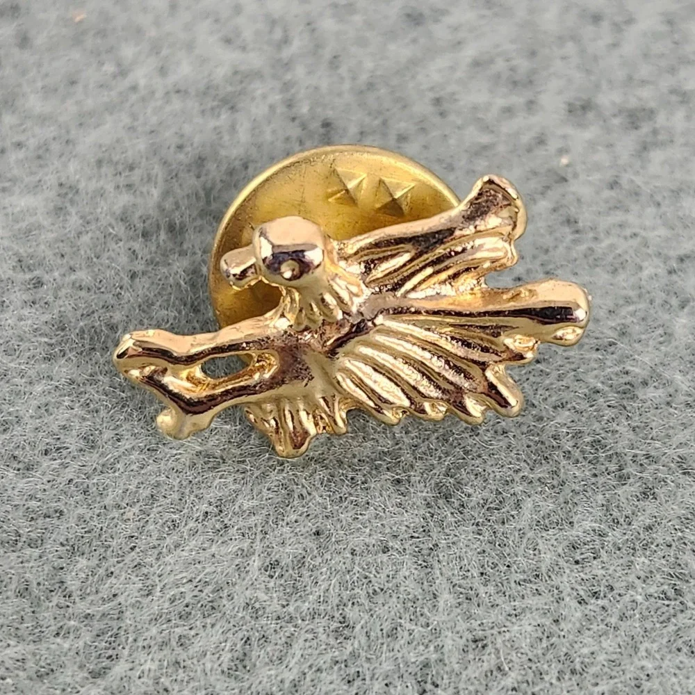 Vintage Eagle pin Eagle landing gold tone 7/8